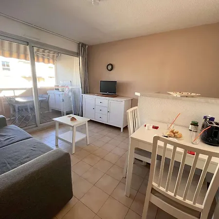 à St-raphaël Avec Terrasse Et Parking, à 100m De La - Fr-1-226a-23 * Saint-Raphaël